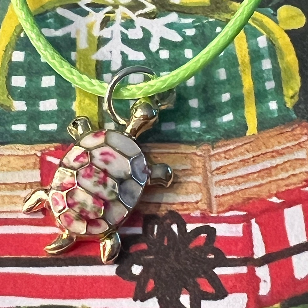 Cloisonné tiny tortoise 🐢 necklace - Picture 5 of 9